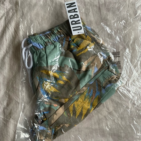UO Painted floral swim shorts. - Picture 2 of 4
